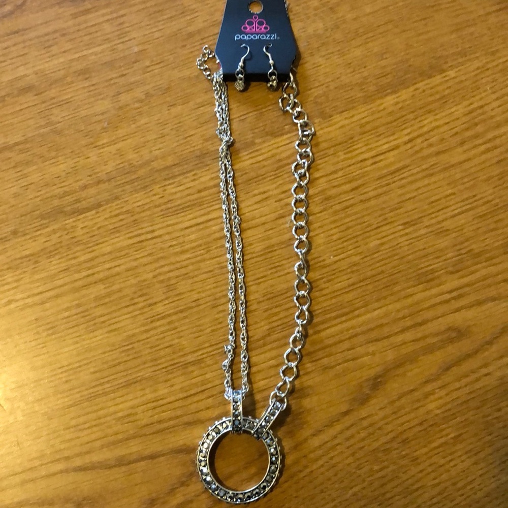 Paparazzi round pendant